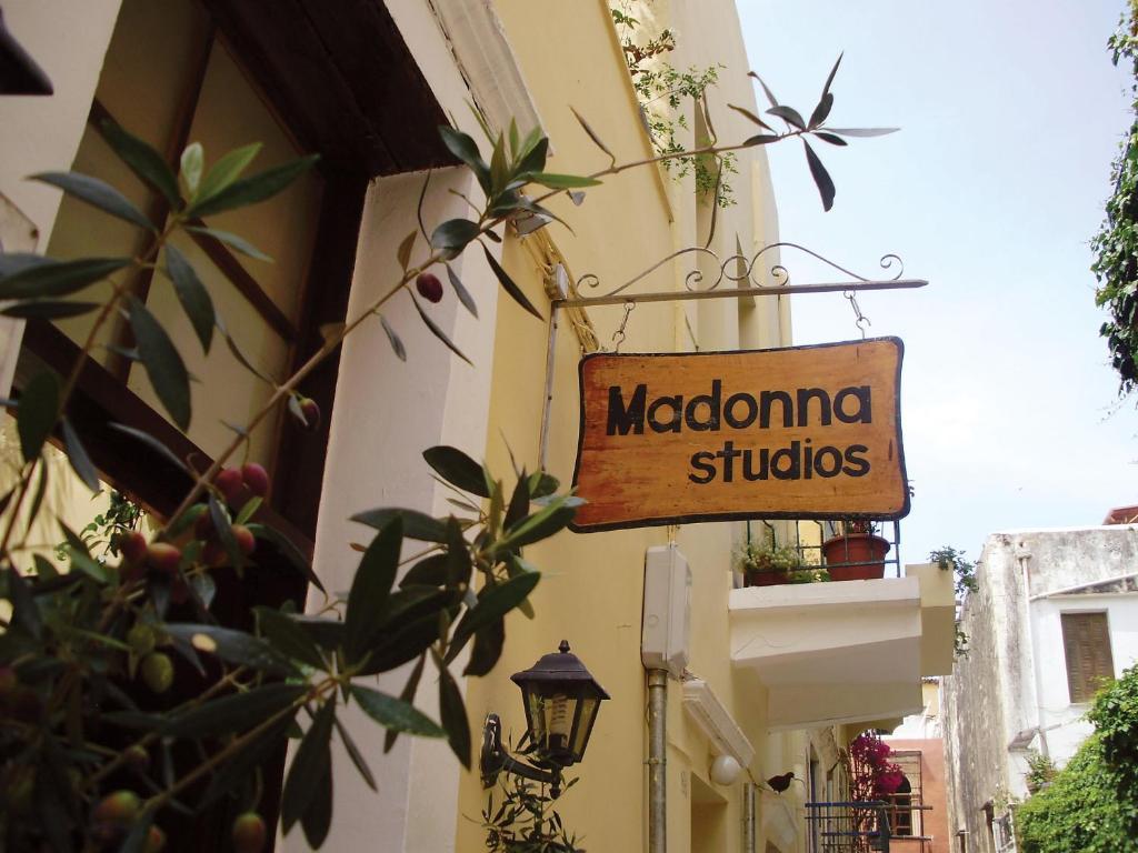 Madonna 2* חאניה